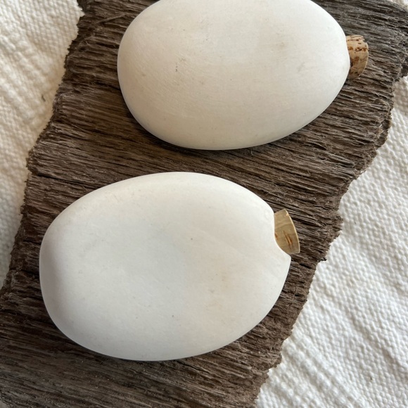 Salt and Pepper Shakers Pigeon Toe Ceramics Natural White Ceramic - Picture 4 of 9